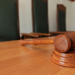 Суд снял обвинения с мужчины, защищавшего свою семью 